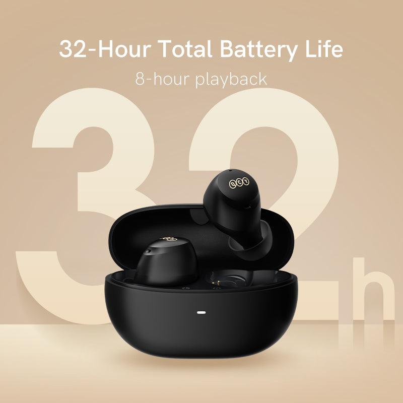 QCY ArcBuds preto com 32 horas de bateria total e 8 horas de reprodução única, exibidos sobre fundo bege.