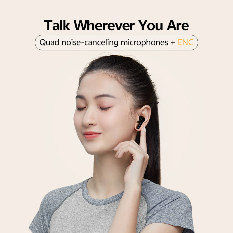 Mulher usando fones de ouvido verdadeiramente sem fio QCY T13 brancos, demonstrando o ajuste confortável e microfones ENC com cancelamento de ruído