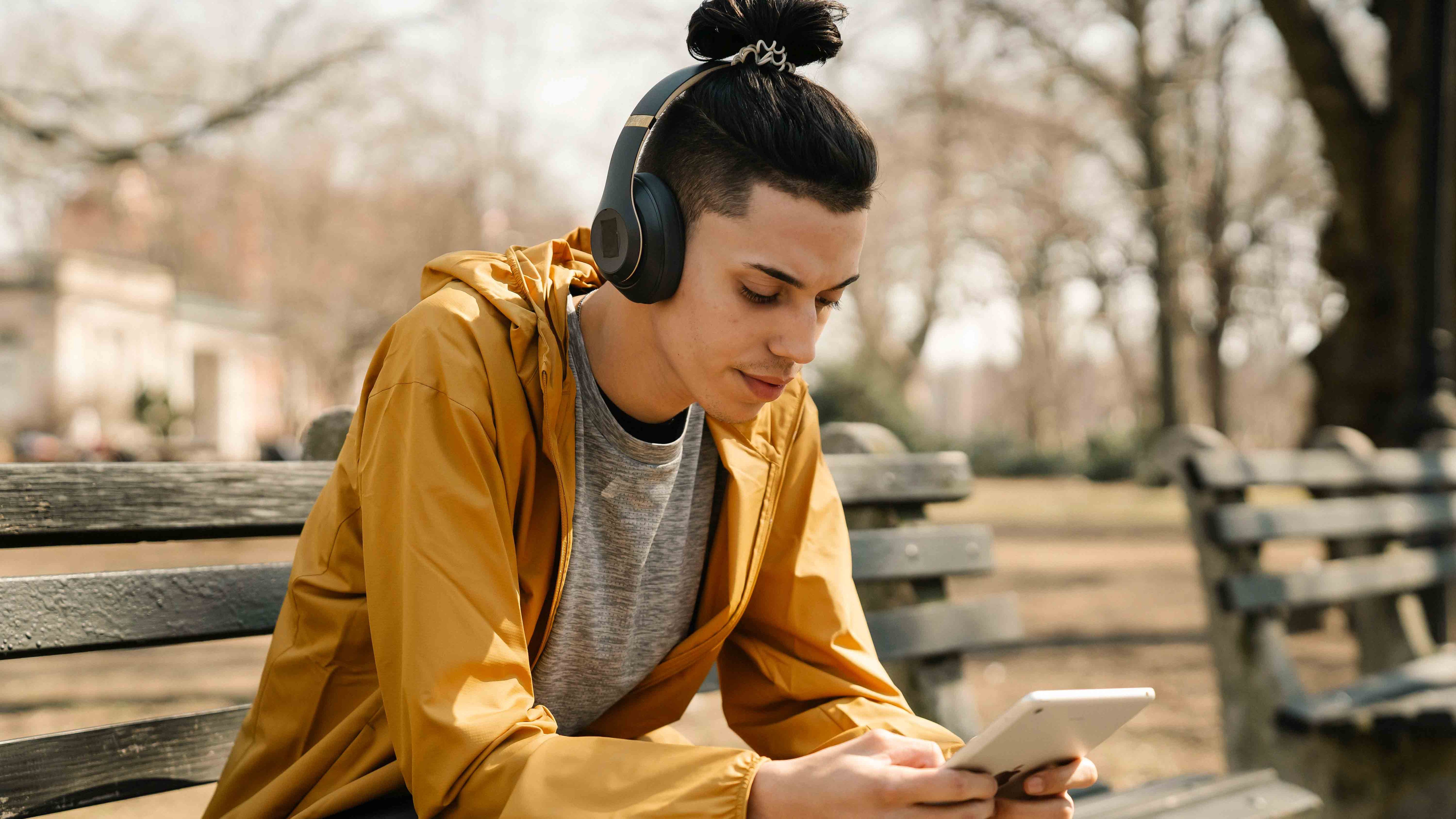 Fones Beats com fio elegantes e confortáveis, perfeitos para uso diário.
