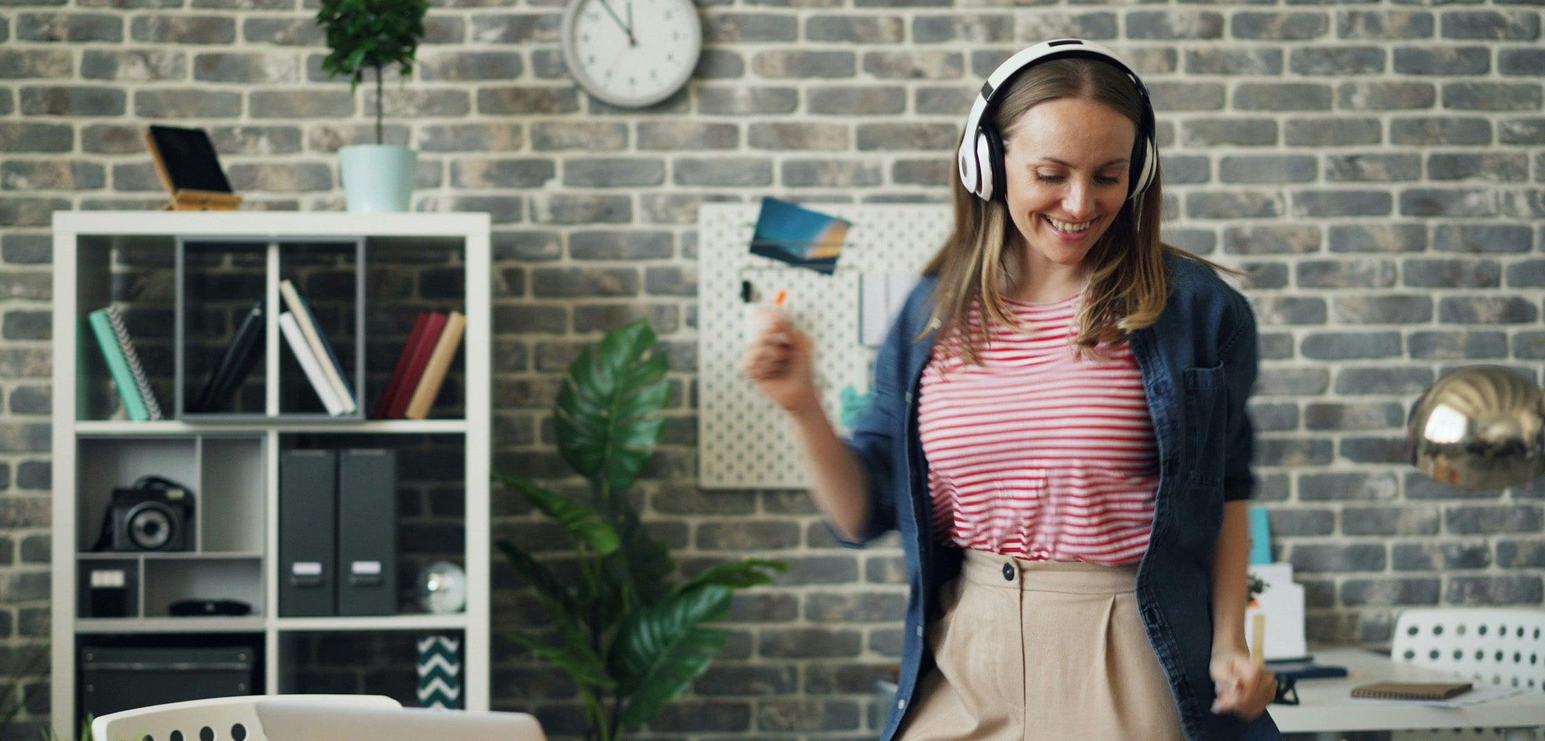 Cuffie com cancelamento de ruído e microfone: perfeitas para trabalho e lazer.