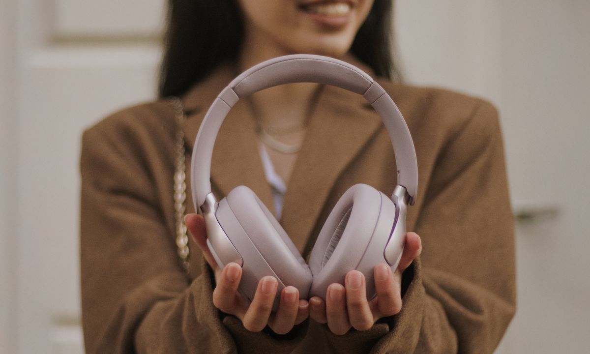 Fone de ouvido com design elegante e conforto duradouro. Ideal para quem busca qualidade e estilo.