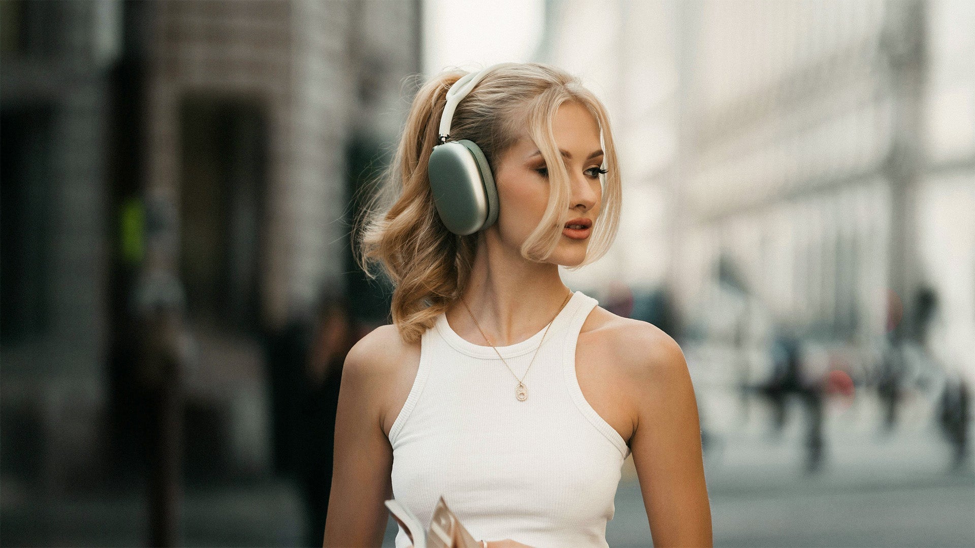 Fones de ouvido sem fio elegantes para estilo urbano e conforto máximo.