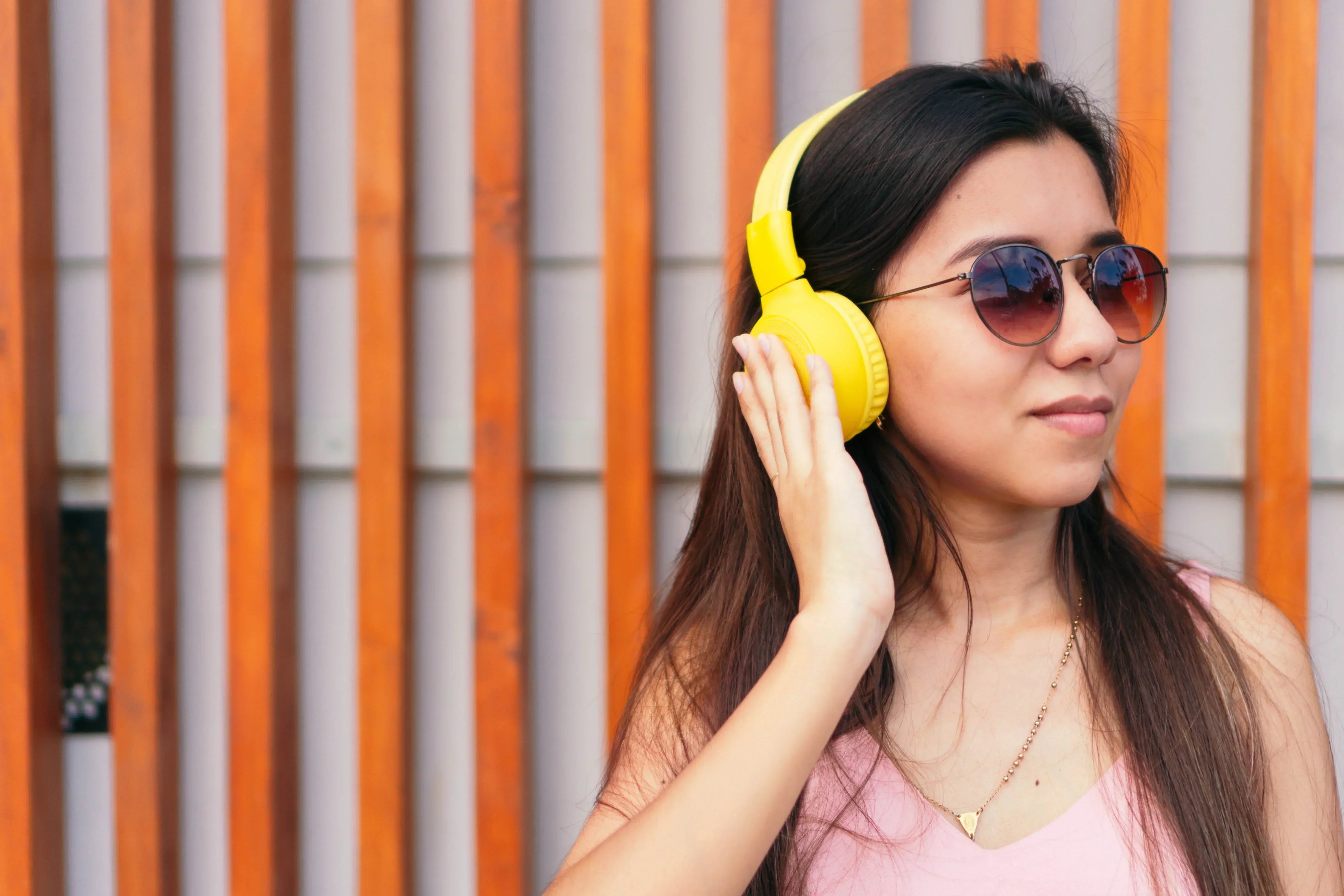 Fone de Ouvido Amarelo com Design Estiloso e Som de Alta Qualidade. Ideal para Música e Podcasts.
