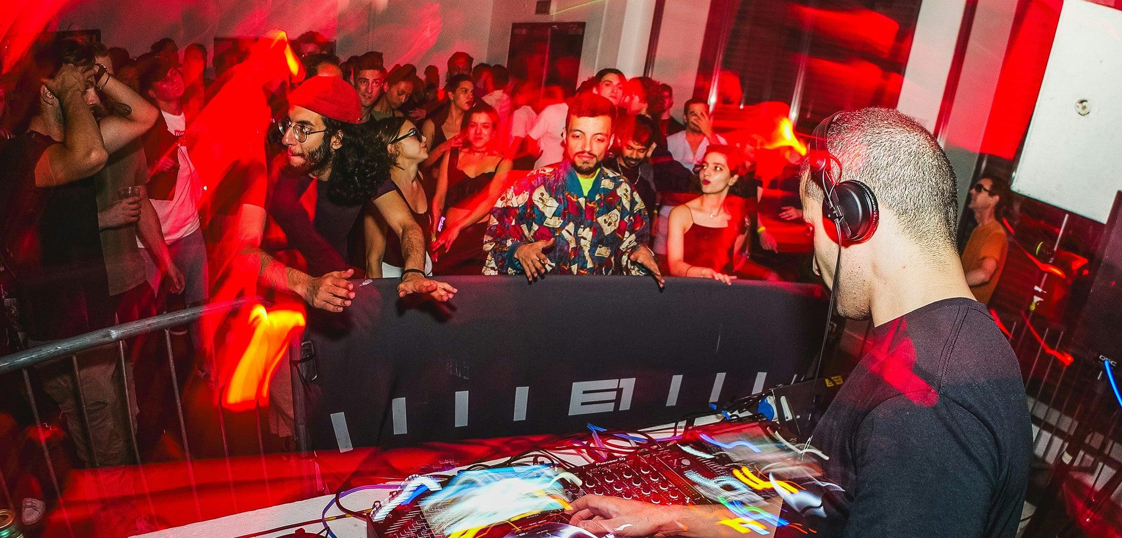 Fones de Ouvido EDM 2025: Potência e Estilo para DJs e Amantes de Música Eletrônica.
