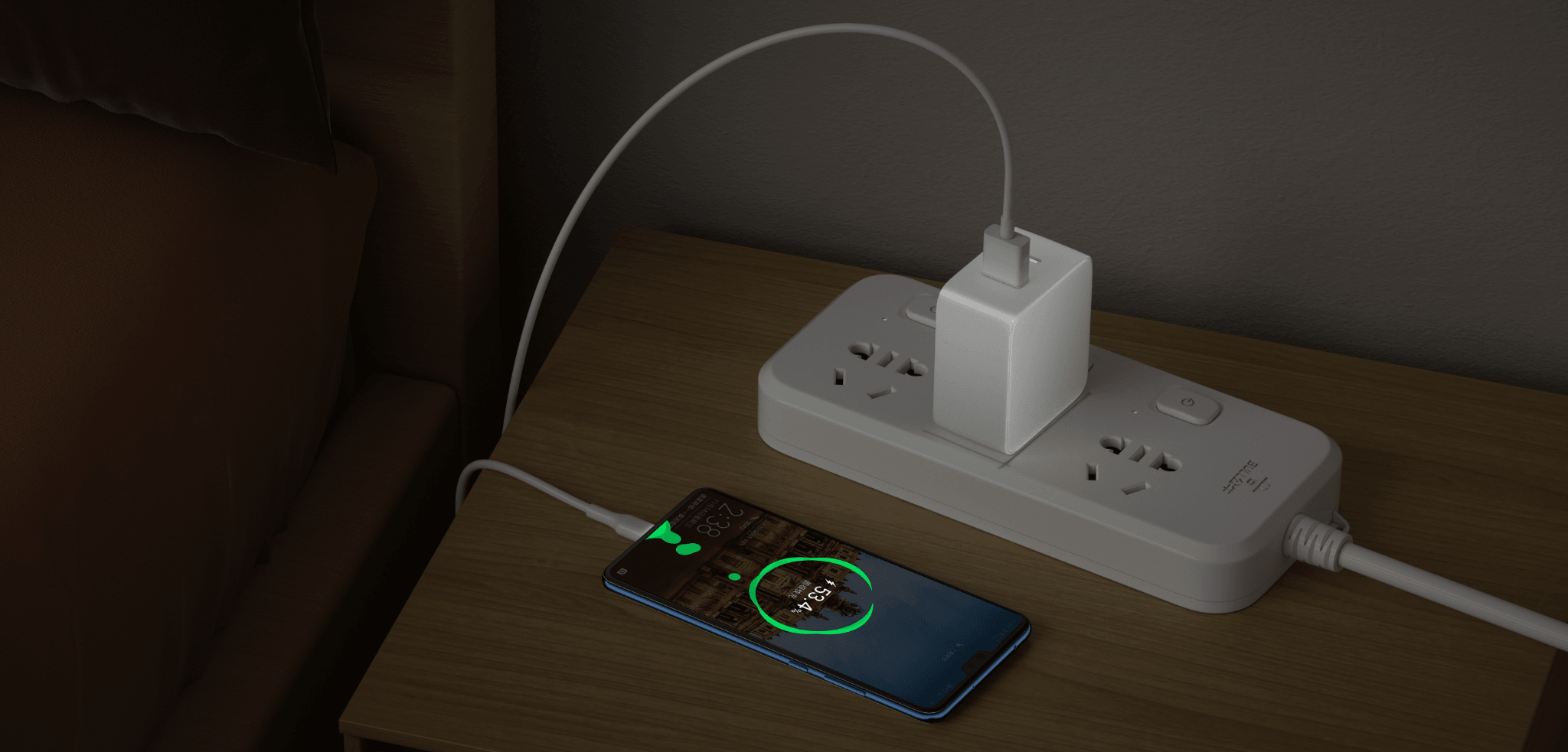Carregador rápido conectado a smartphone em uma tomada, destacando eficiência e tecnologia moderna.