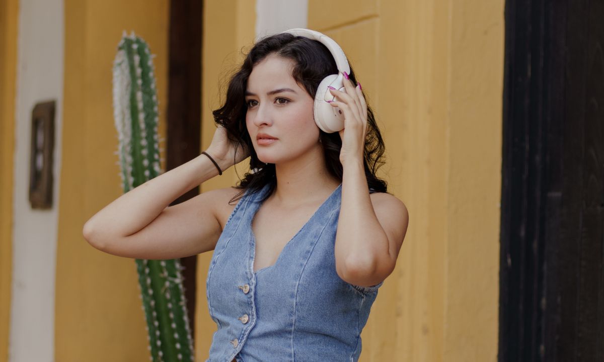 Fone de ouvido Bluetooth branco com design moderno e confortável, ideal para ouvir música em qualquer lugar.