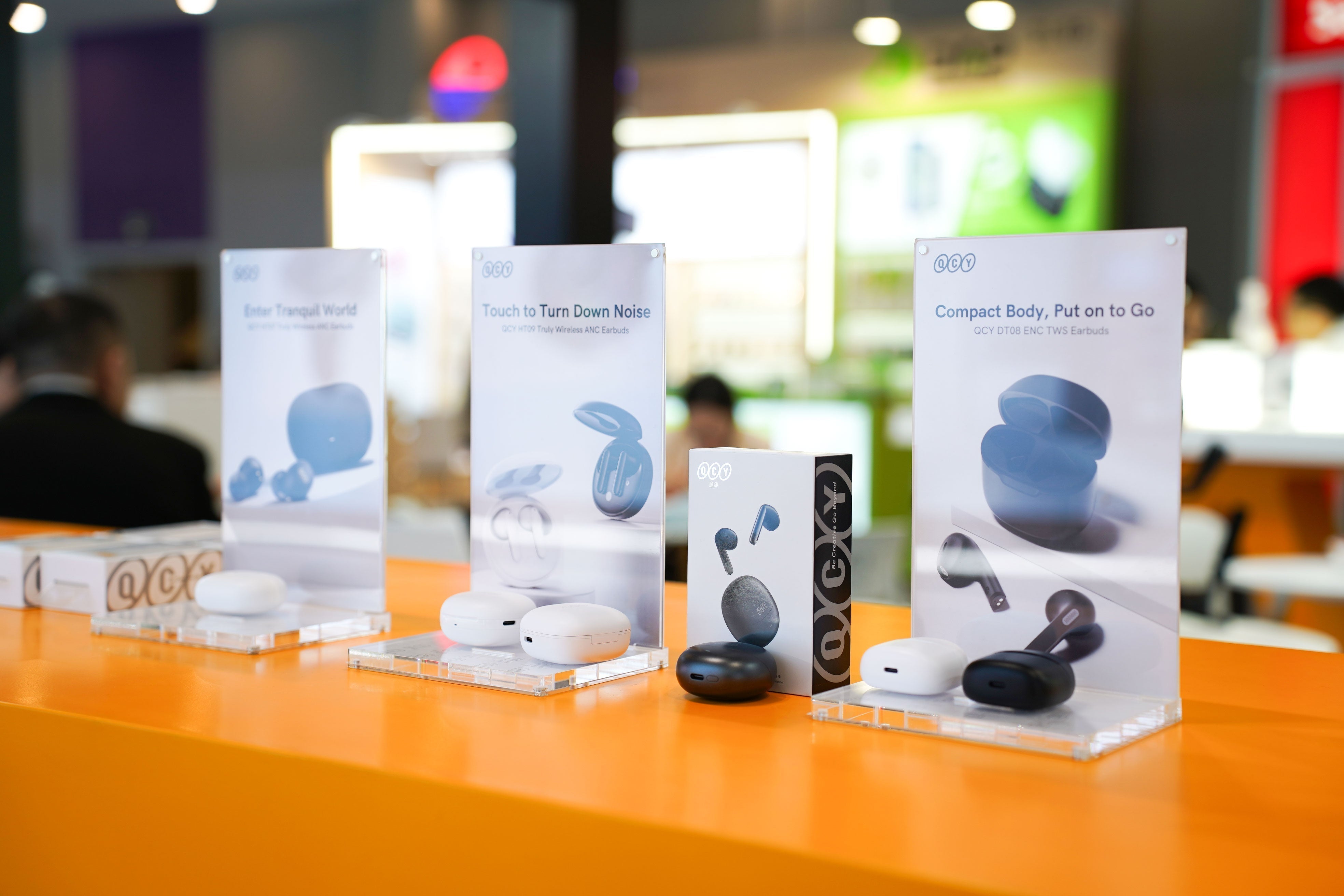 Fones de ouvido QCY: conforto, design compacto e cancelamento de ruído. Ideal para uso diário.