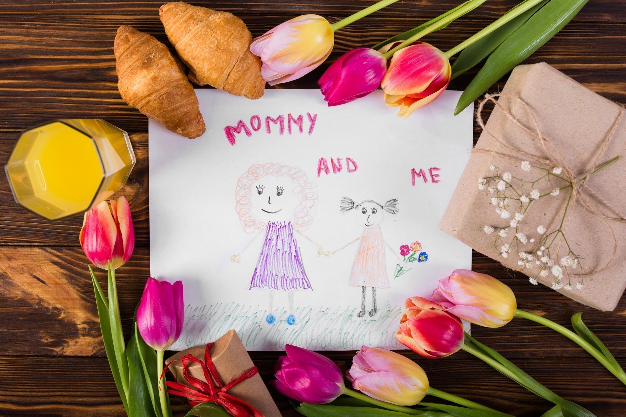 Presente Perfeito para o Dia das Mães: Arte Infantil, Tulipas e Croissants para um Momento Especial.