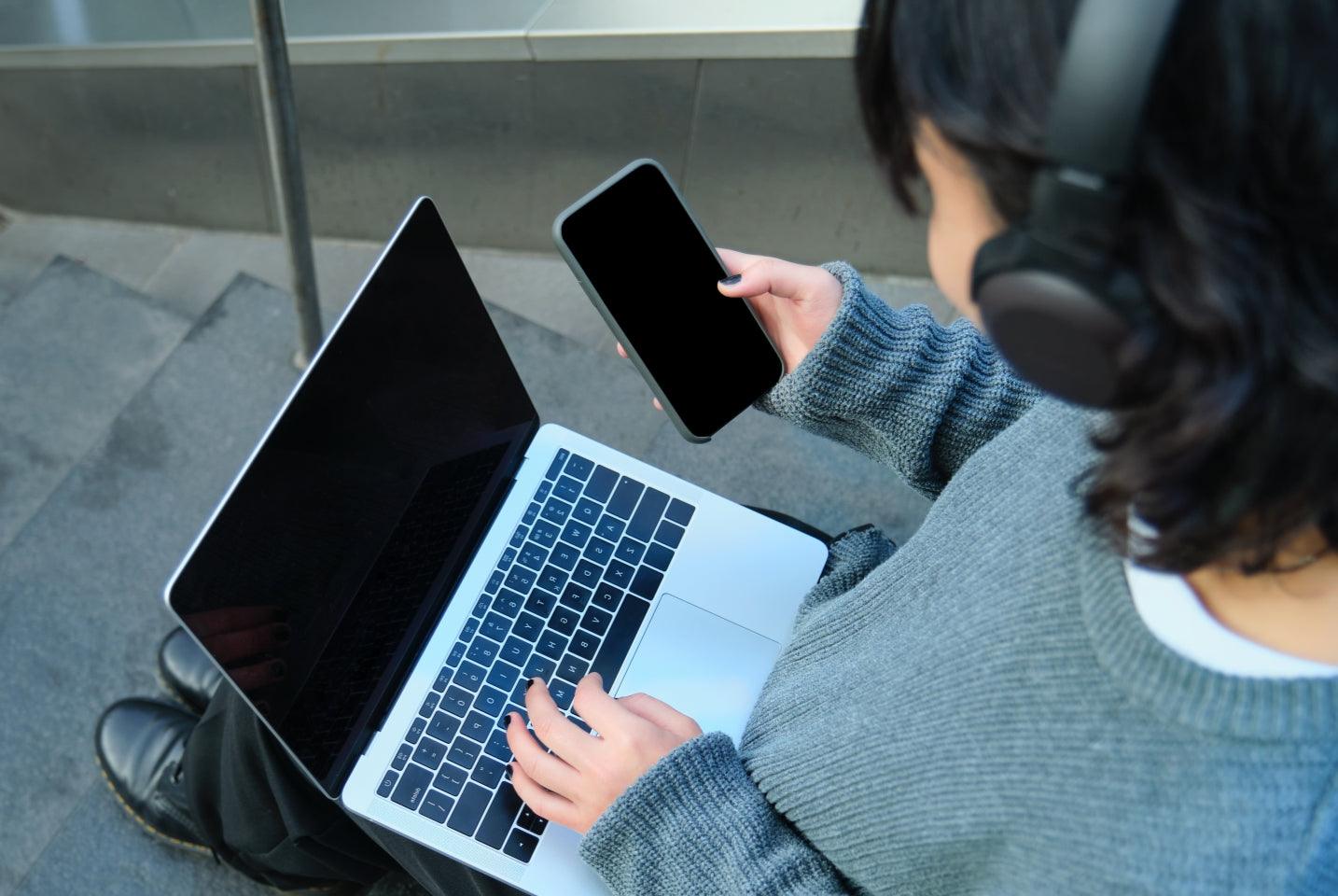 Fone de ouvido Bluetooth com conexão estável e multitarefa perfeita para uso com laptop e celular.