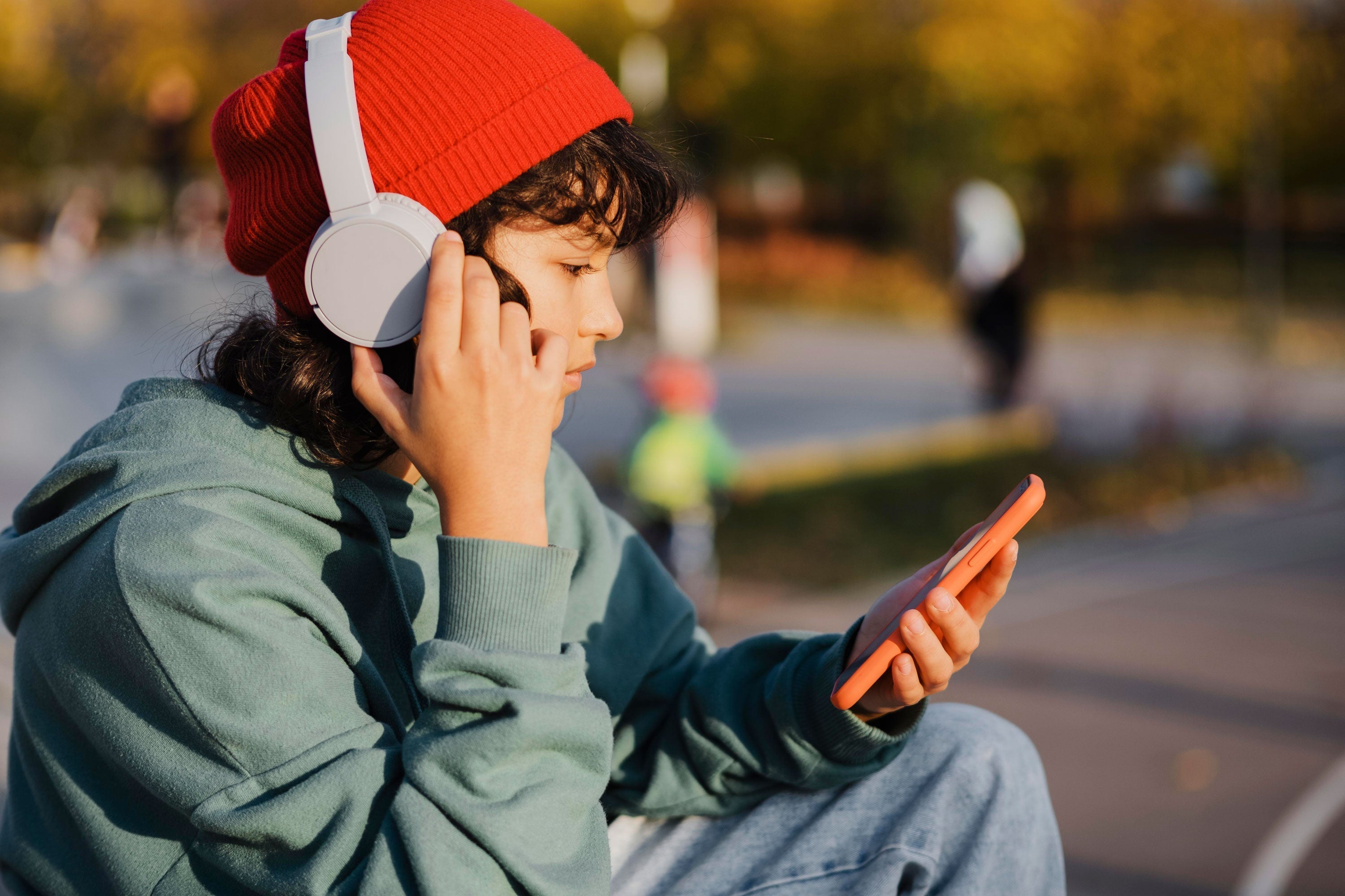 Fone de Ouvido Bluetooth com Design Moderno e Conforto Ideal para Escutar Música ao Ar Livre.