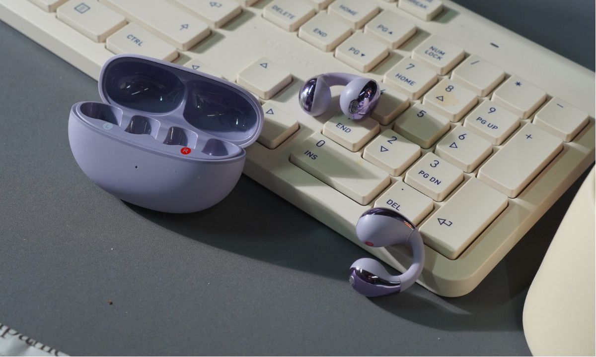 Fone de ouvido sem fio com estojo carregável, design moderno e controle intuitivo para melhor experiência.