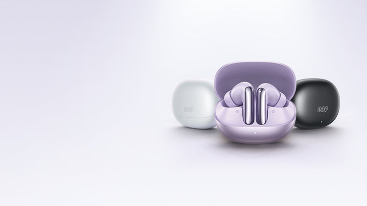 Fone de ouvido sem fio em estojo, disponível em cores lilás, branco e preto. Design moderno e compacto.