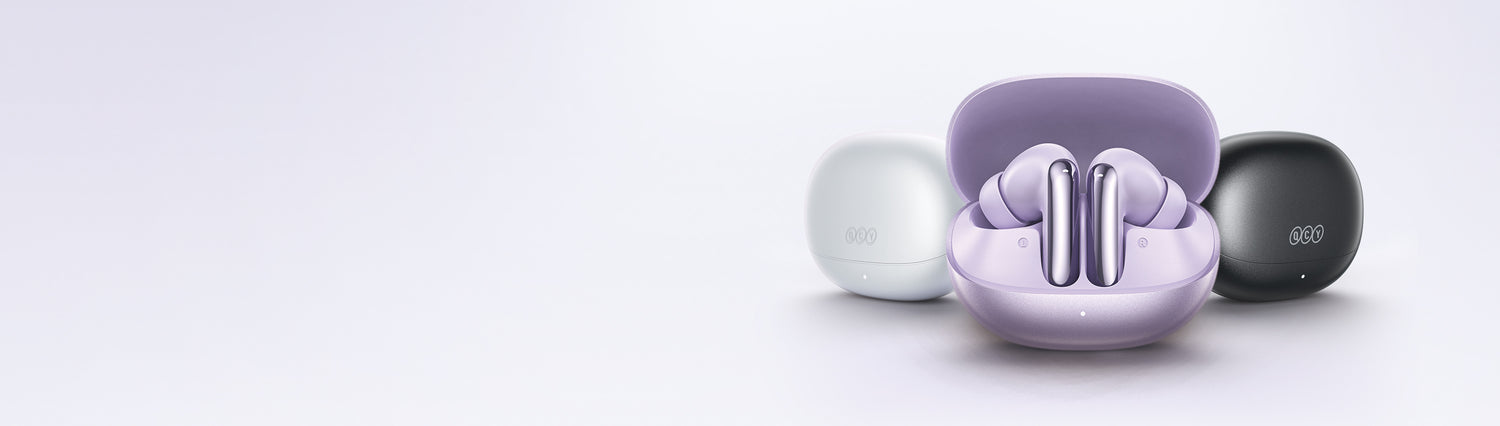 Fone de ouvido sem fio em estojo, disponível em cores lilás, branco e preto. Design moderno e elegante.