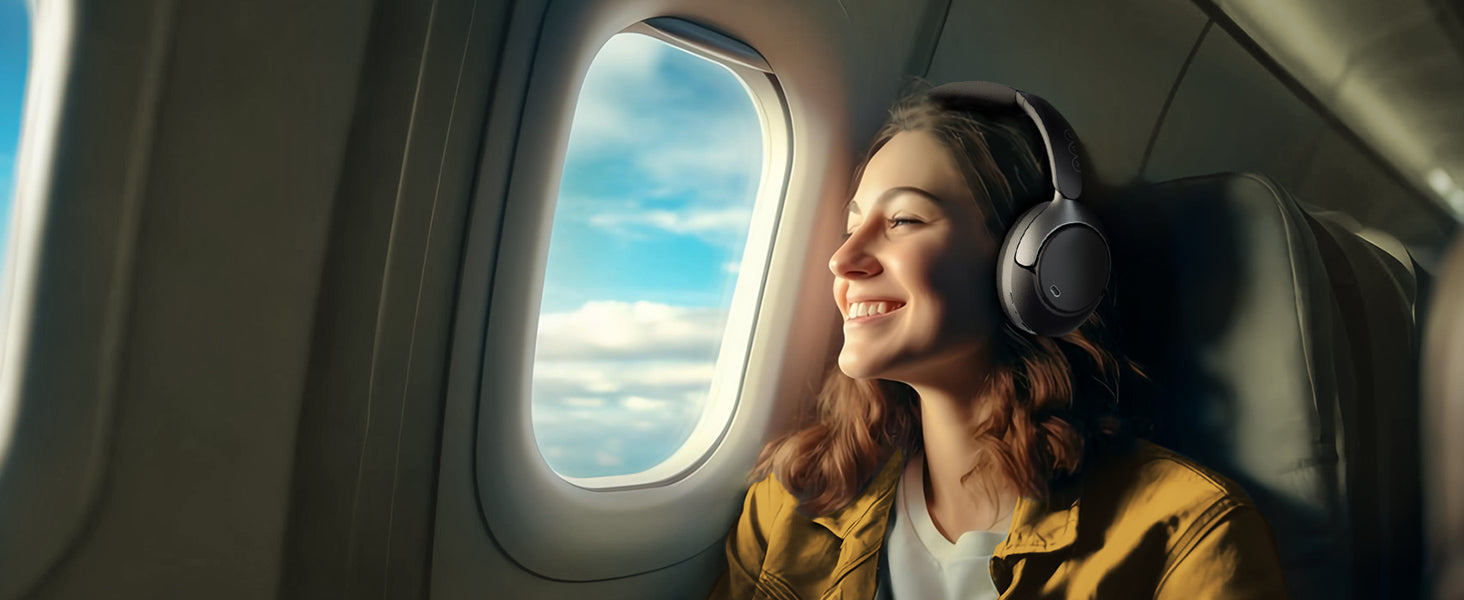 Mulher sorrindo com fones de ouvido no avião, olhando pela janela com céu azul e nuvens ao fundo.