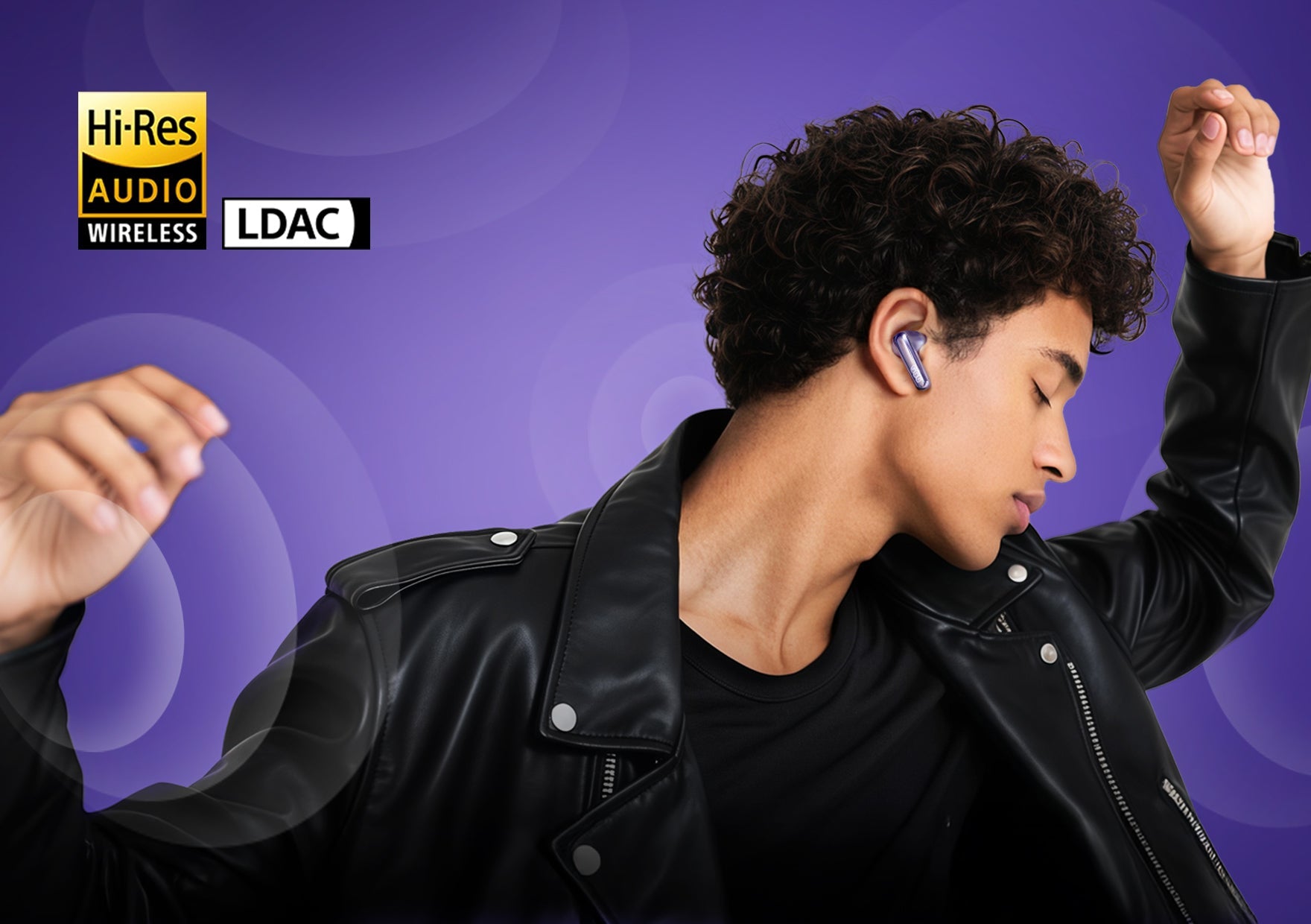 Jovem dançando com fones sem fio Hi-Res Audio e LDAC, fundo roxo.