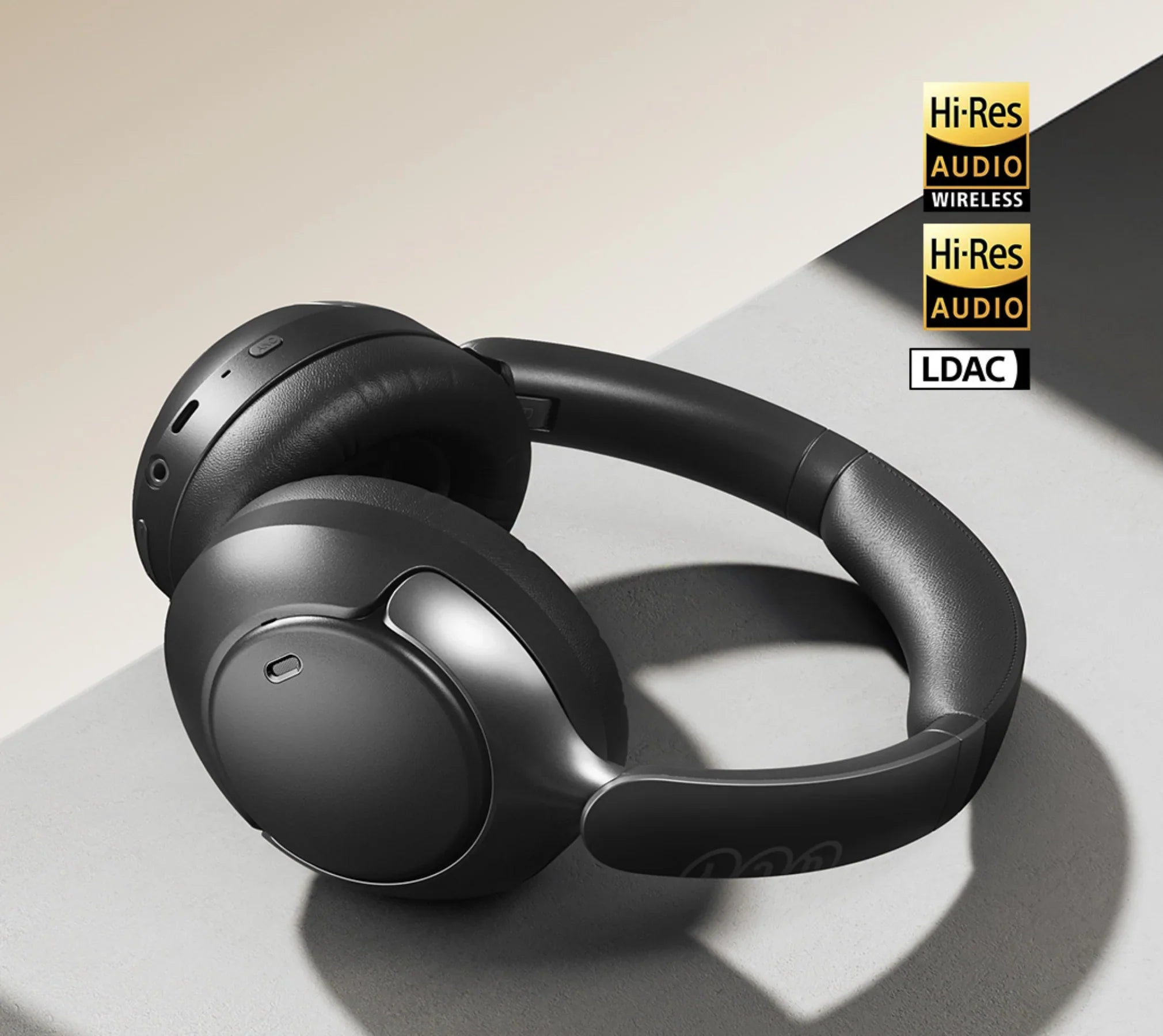 Fone de ouvido sem fio preto com certificação Hi-Res Audio e LDAC para som de alta fidelidade.