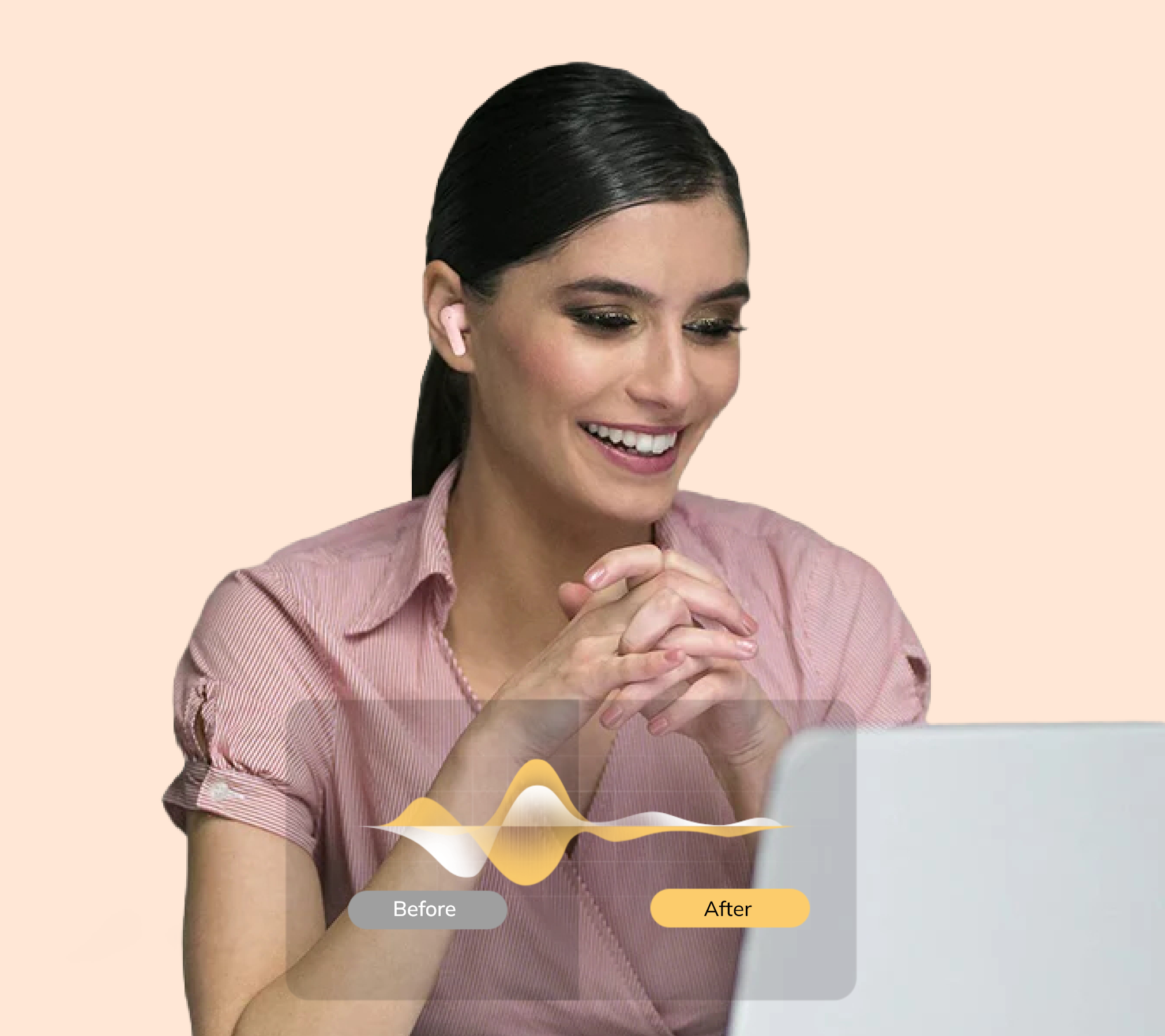 Mulher sorrindo com fones de ouvido sem fio, usando laptop. Comparativo antes e depois da qualidade de áudio.