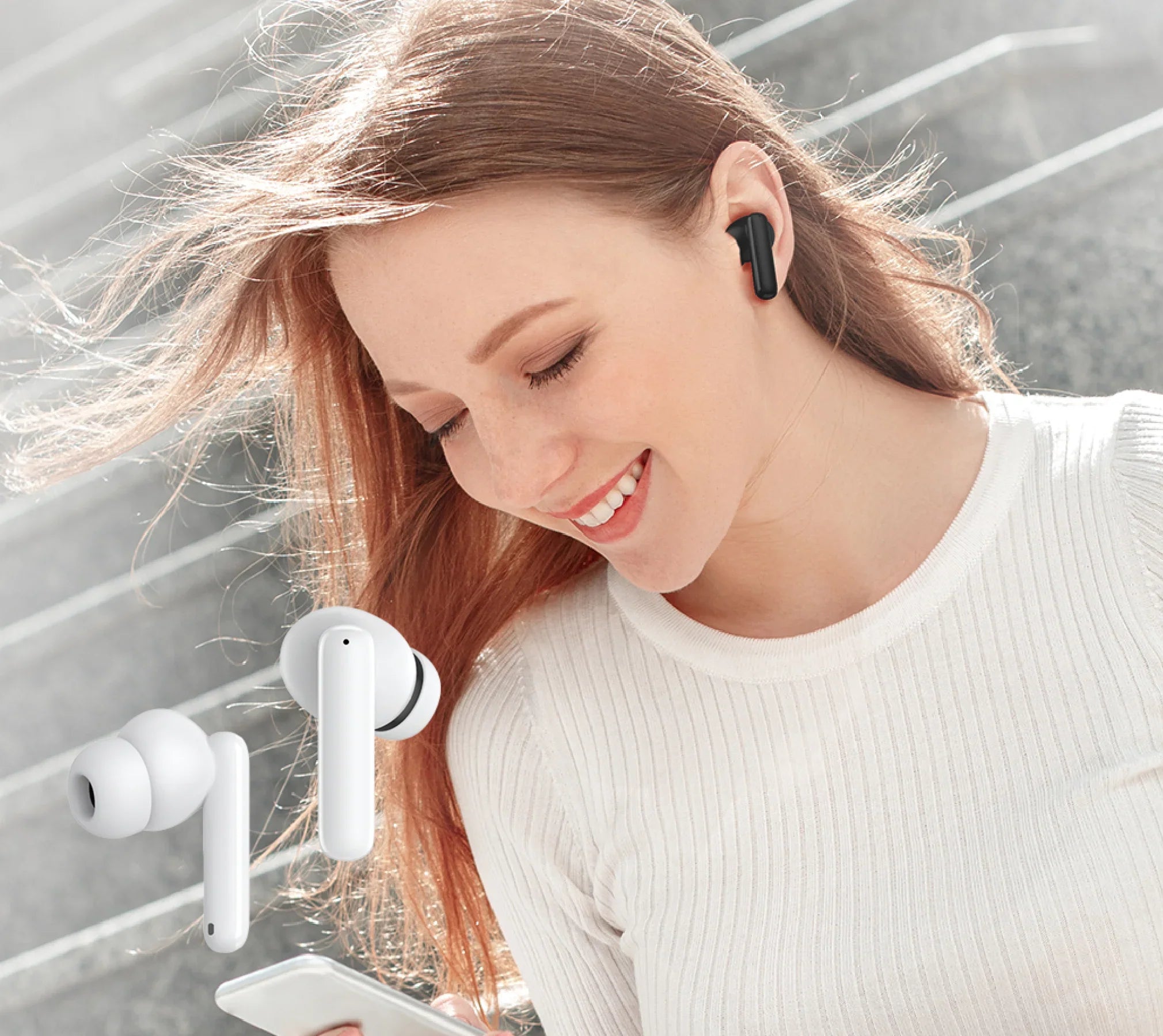 Mulher sorrindo usando fones de ouvido sem fio pretos, com brancos flutuando ao lado, em fundo moderno.