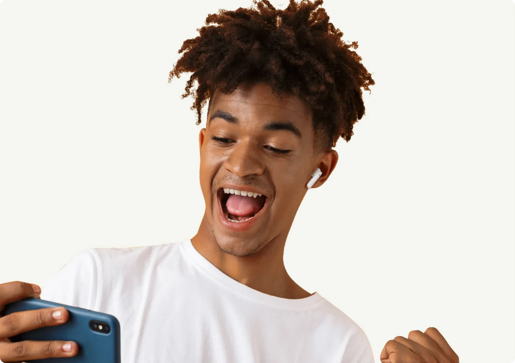 Jovem feliz usando fones de ouvido sem fio e smartphone, sorrindo ao ouvir música ou fazer uma chamada.