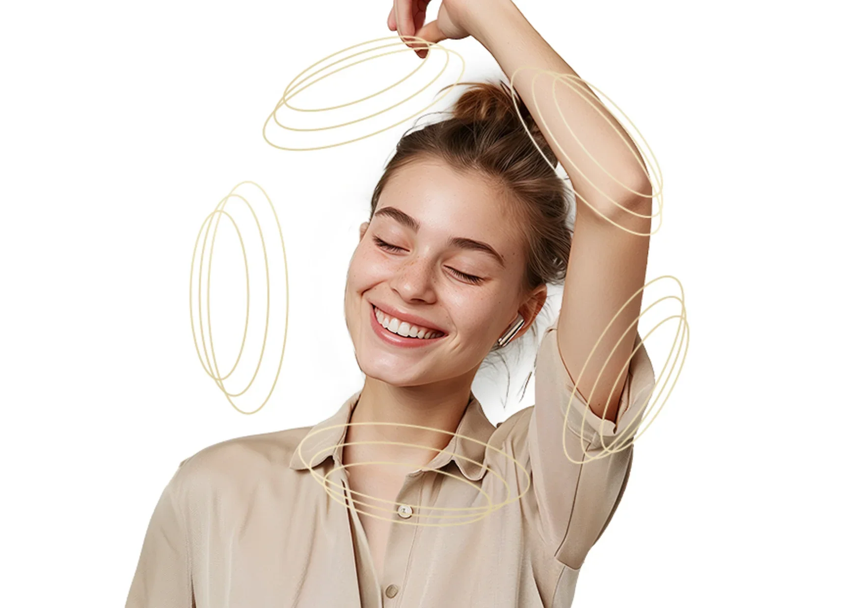 Mulher sorrindo usando fones de ouvido sem fio, com linhas douradas simbolizando som ao redor.
