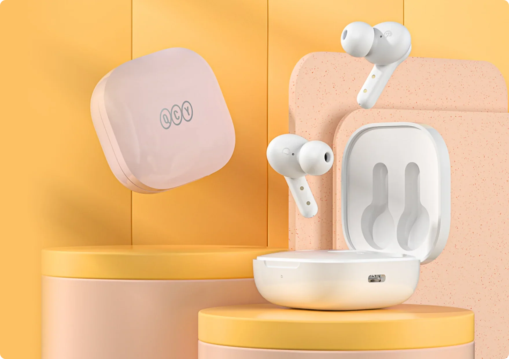 Fones de ouvido sem fio QCY brancos com estojo de carregamento em fundo laranja e rosa.