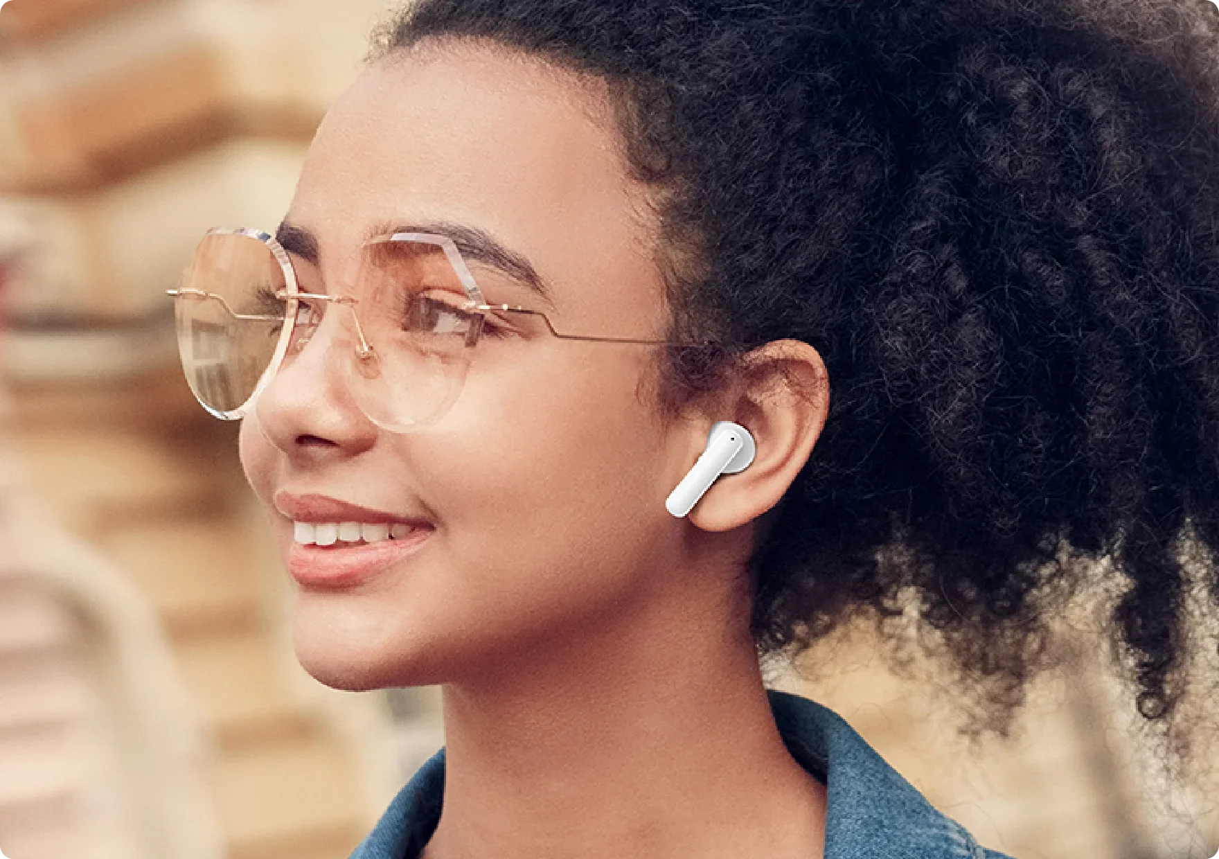 Fones de ouvido sem fio brancos em uso por mulher com óculos, estilo moderno e elegante.