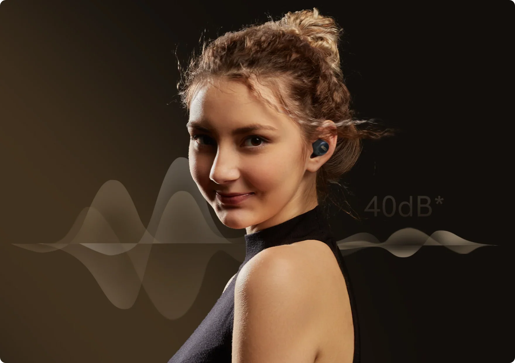 Mulher sorrindo usando fones de ouvido sem fio com cancelamento de ruído de 40dB.