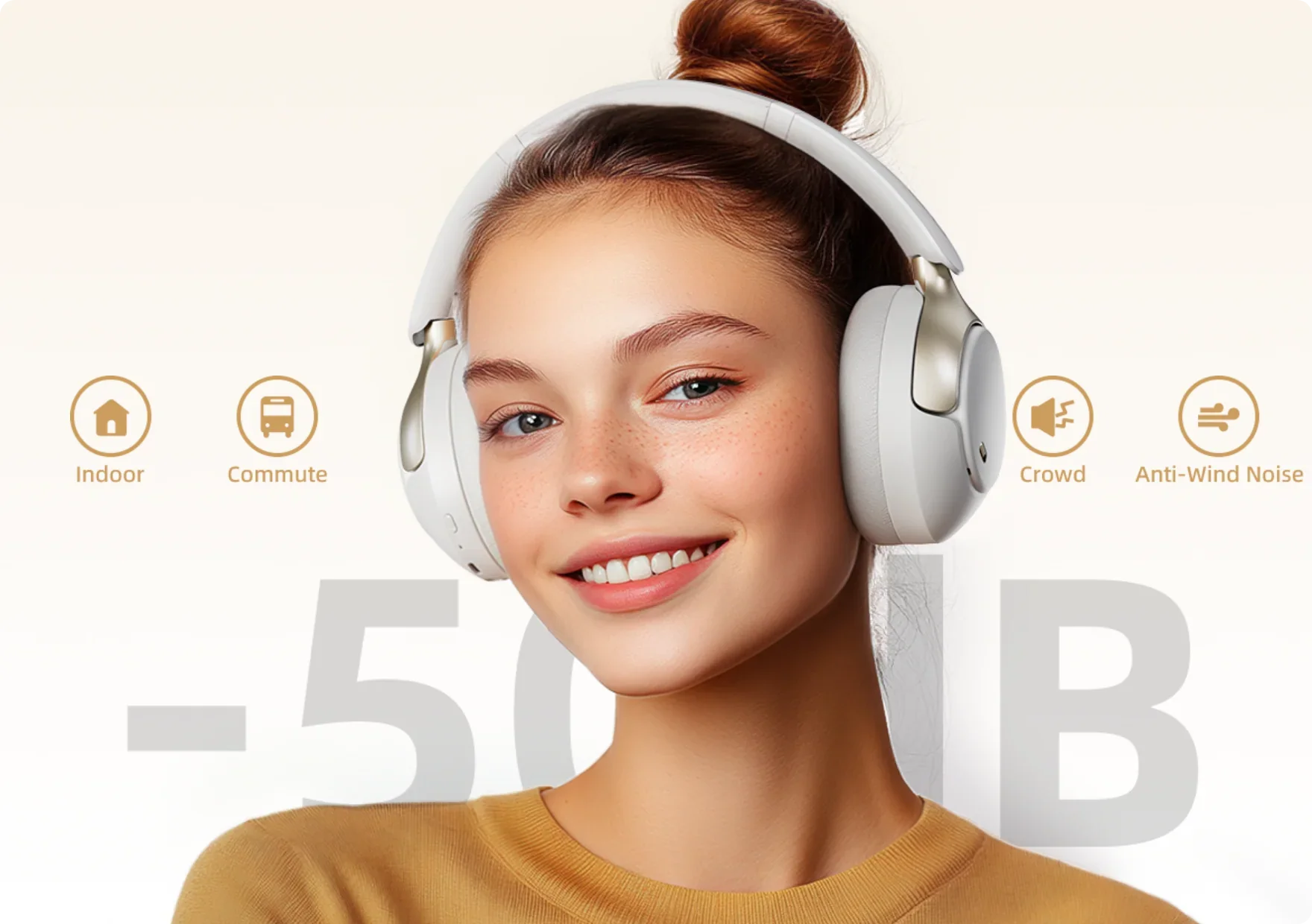 Mulher sorrindo usando fones de ouvido brancos com cancelamento de ruído -50dB para ambientes internos, transporte, multidões