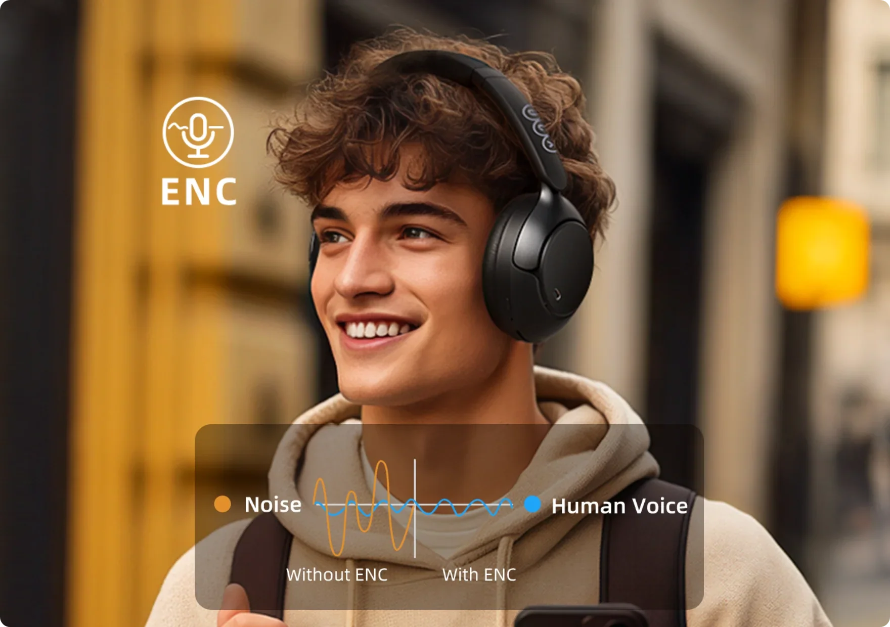 Jovem sorrindo com fone de ouvido preto e tecnologia ENC para cancelamento de ruído em chamada clara.