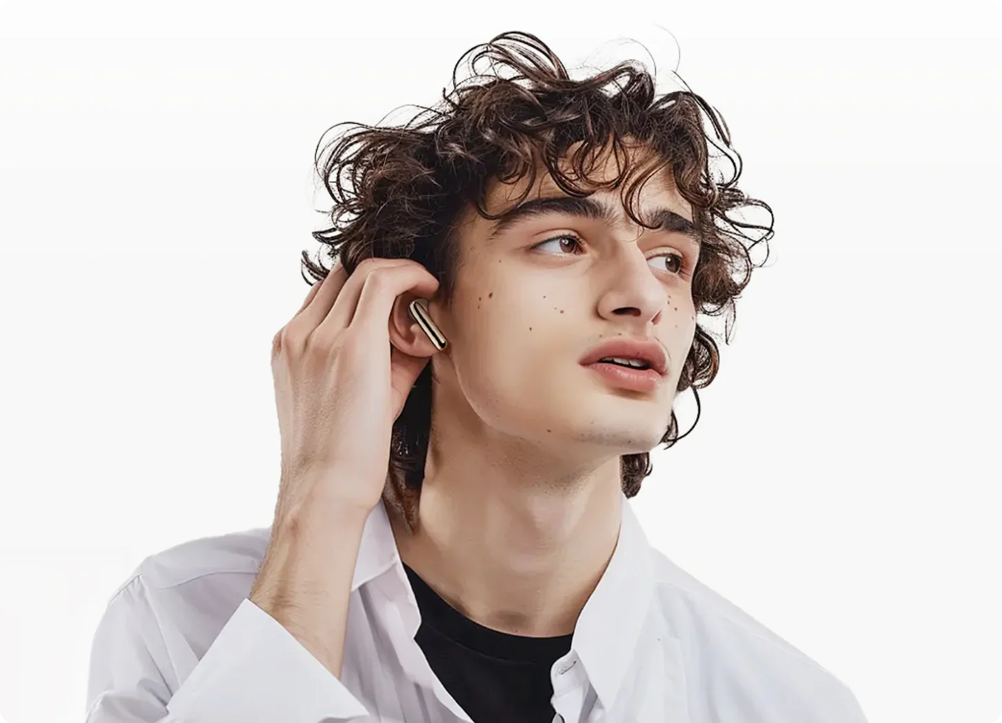 Jovem com fone de ouvido sem fio branco, estilo moderno e minimalista. Ideal para música, calls e lifestyle urbano.