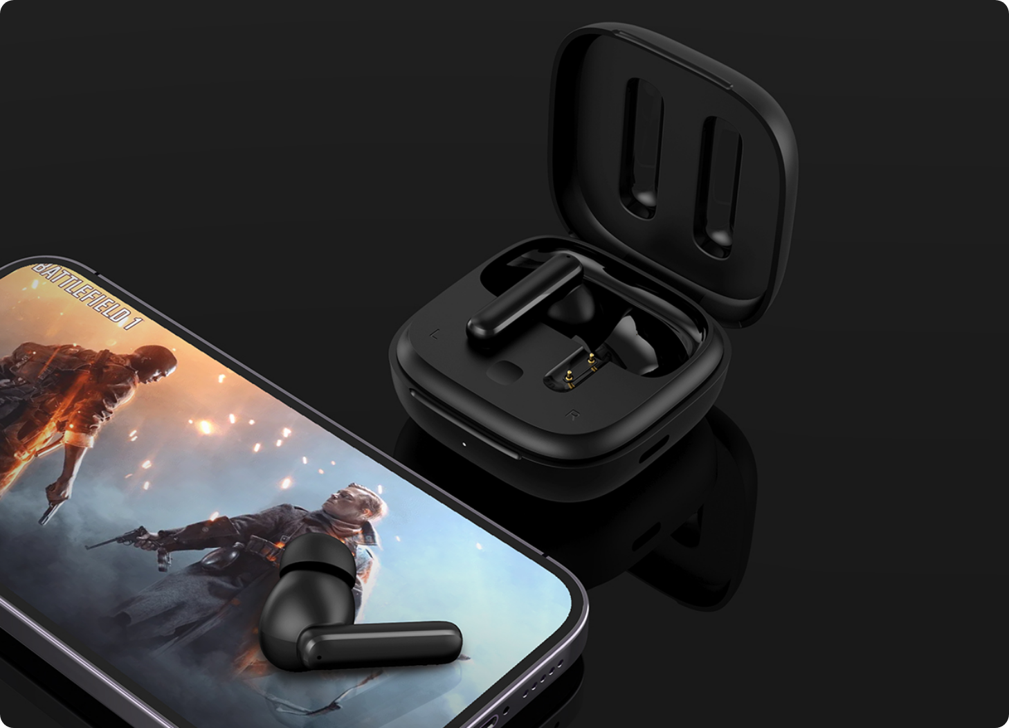 Fone de ouvido sem fio preto com estojo de carga ao lado de smartphone exibindo jogo Battlefield 1.