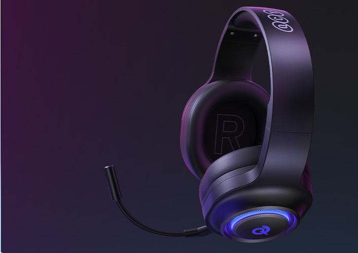 Fone de ouvido gamer com microfone e iluminação LED roxa, ideal para jogos e streaming.