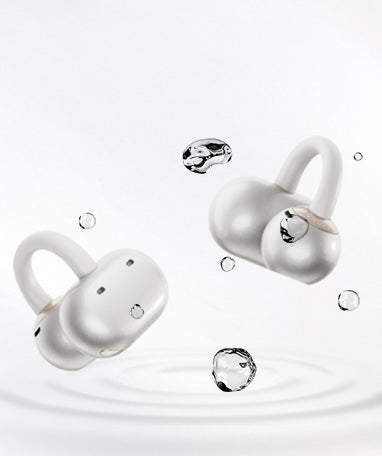 Fones de ouvido sem fio brancos à prova d'água com gotas de água, design ergonômico para esportes e uso diário.