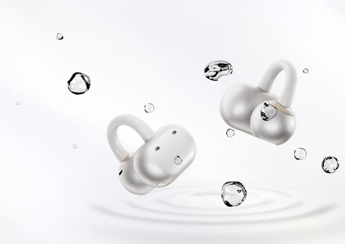 Fones de ouvido sem fio brancos à prova d'água com gotas de água flutuando, design ergonômico para esportes e uso diário.