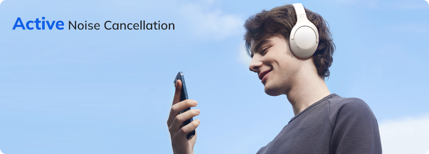 Jovem sorrindo com fones de ouvido brancos e celular, fundo céu azul. Texto: Cancelamento Ativo de Ruído.