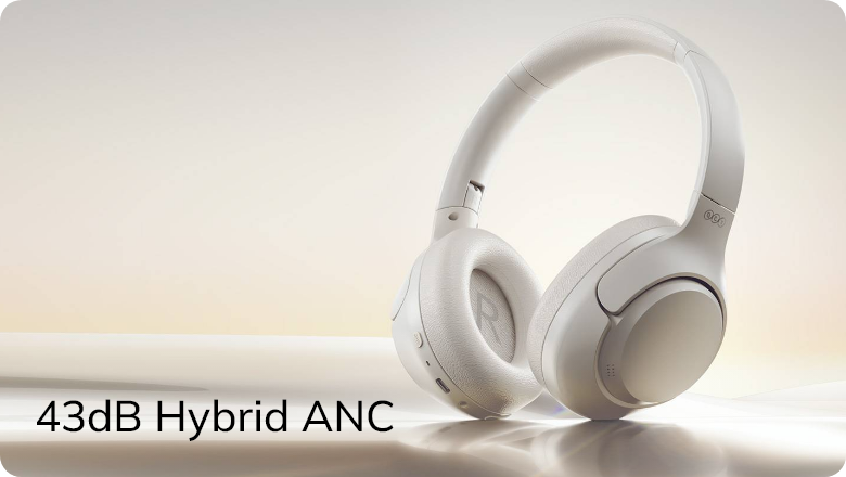 Fones de ouvido brancos com cancelamento ativo de ruído híbrido de 43dB, design moderno e elegante sobre superfície clara.