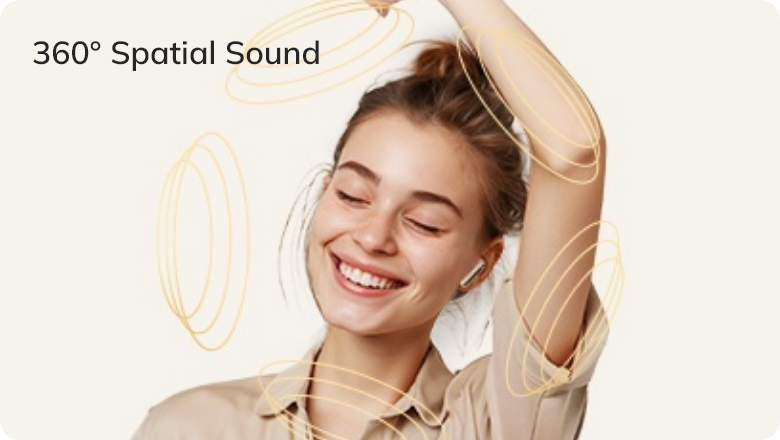 Mulher sorrindo com fones de ouvido, curtindo som espacial 360°.