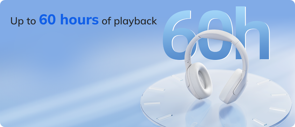 Fone de ouvido branco com até 60 horas de reprodução em fundo azul claro.