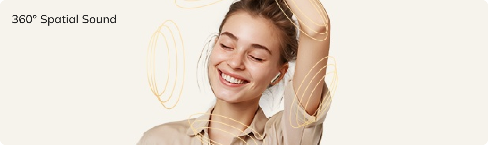Mulher sorrindo com fones de ouvido e som espacial 360°.