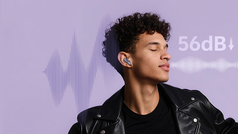 Homem com fones de ouvido sem fio, olhos fechados, curtindo música com cancelamento de ruído de 56dB.