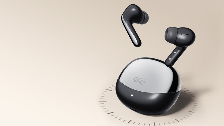 Fones de ouvido sem fio com case de carregamento, design moderno e elegante em preto e prata.