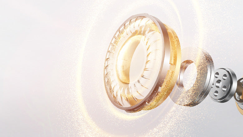 Componentes de lente de câmera com revestimento dourado e detalhes metálicos em fundo brilhante.