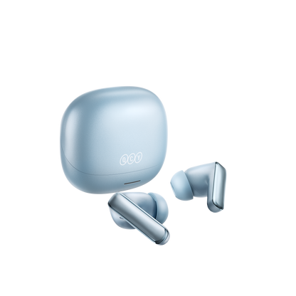 Fone de ouvido QCY MeloBuds N65, elegante e compacto, com design moderno em tons claros. Ideal para uso diário.