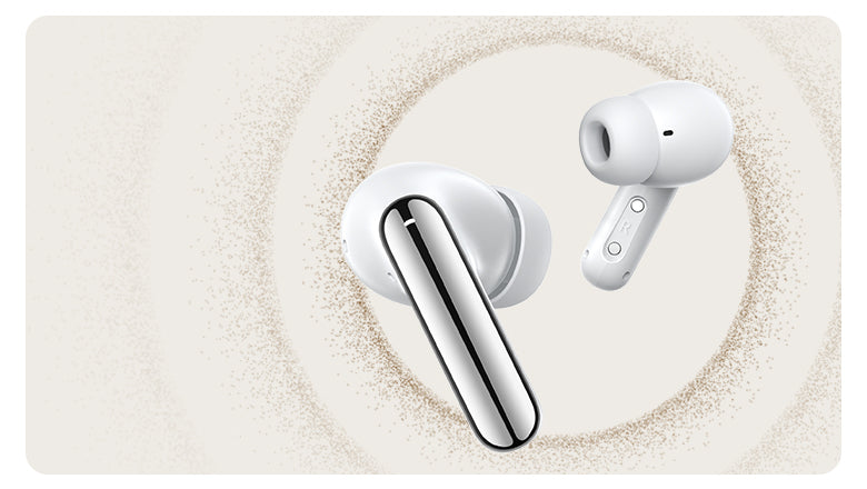 Fone de ouvido branco com design moderno e acabamento metálico, destacando-se em fundo claro.