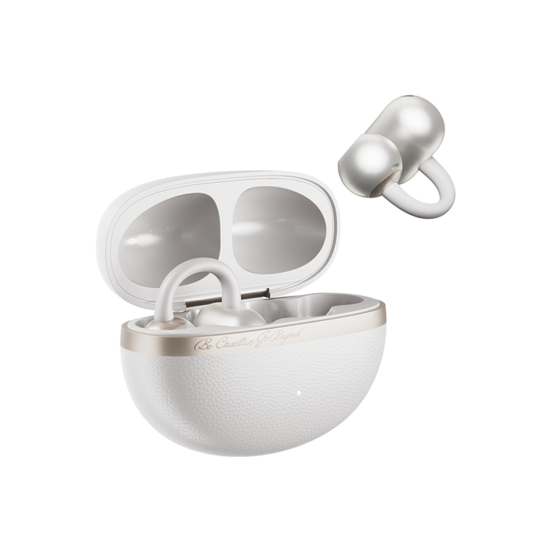QCY Crossky C50 branco fone de ouvido open-ear tipo clipe com estojo de carregamento aberto, um fone dentro do estojo e o outro flutuando acima